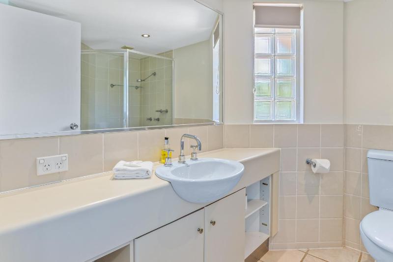 Seaside apartment minutes from Sunshine Beach - image 4