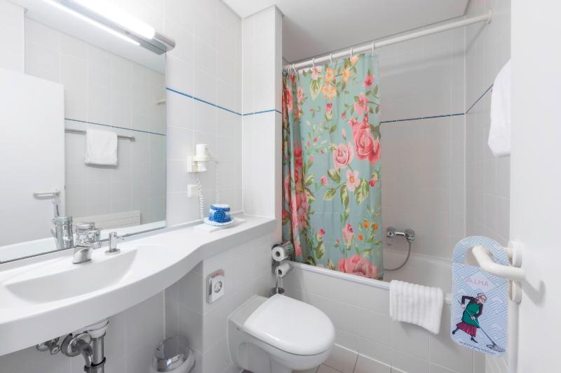 Standard Twin Room image 2