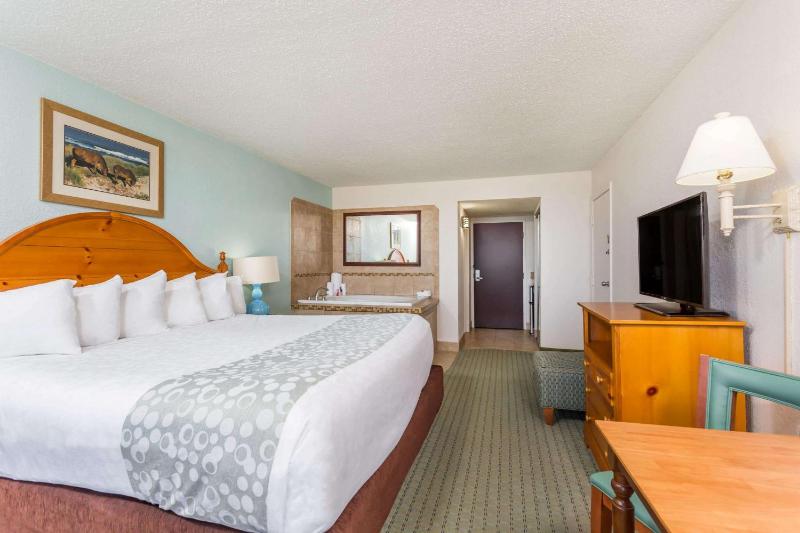 Ramada Plaza by Wyndham Nags Head Oceanfront - image 32
