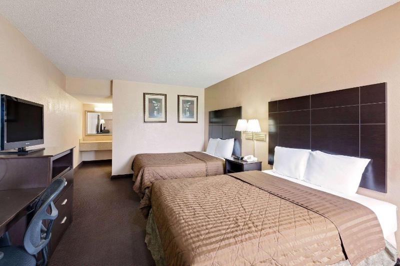 Queen Room with Two Queen Beds - Non-Smoking image 4