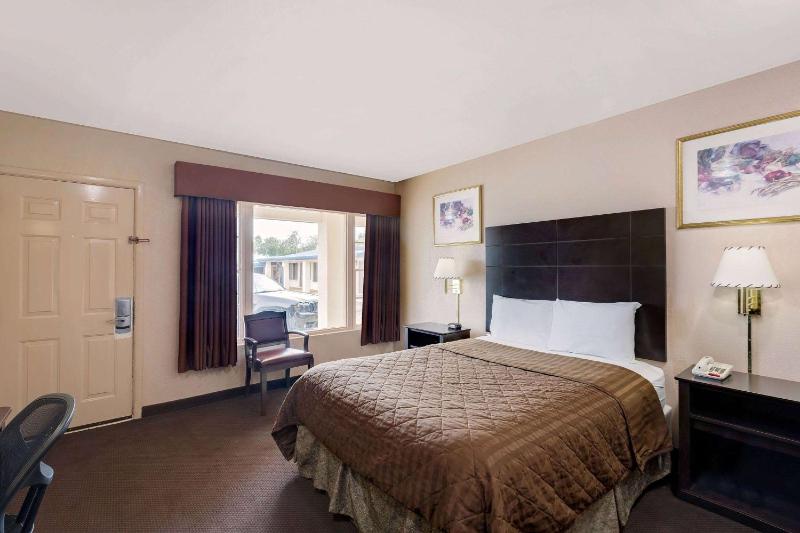 Queen Room - Non-Smoking image 4