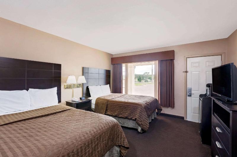 Double Room with Two Double Beds and Bath Tub - Mobility Accessible/Non-Smoking image 3