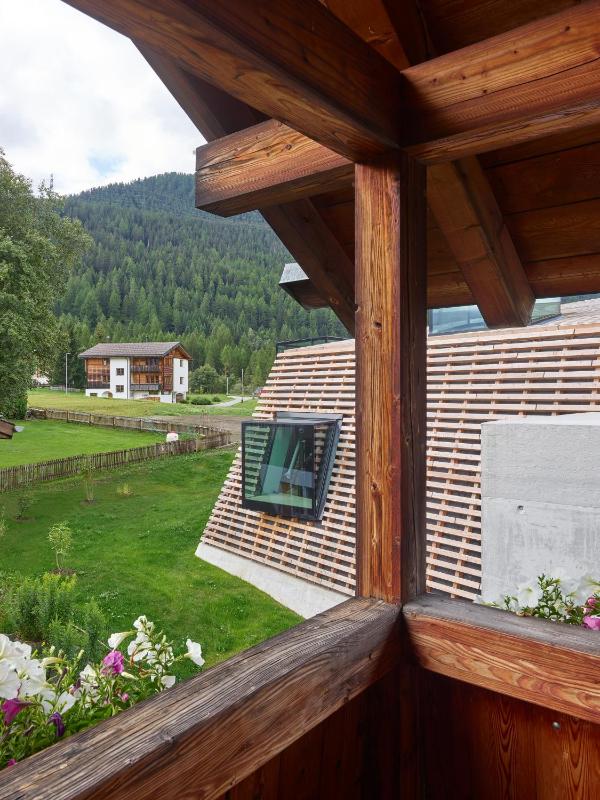 Double Room with Balcony image 2