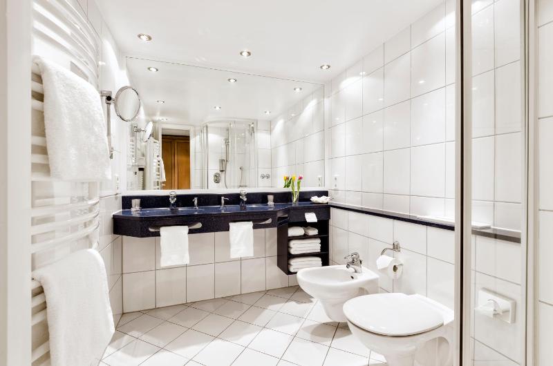 Suite with Sea View image 3