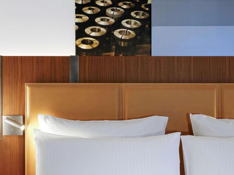 Deluxe King Room image 4