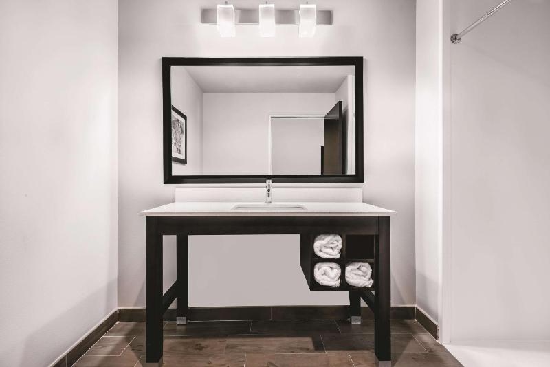 Queen Room with Two Queen Beds and Bath Tub - Mobility/Hearing Accessible - Non-Smoking image 3