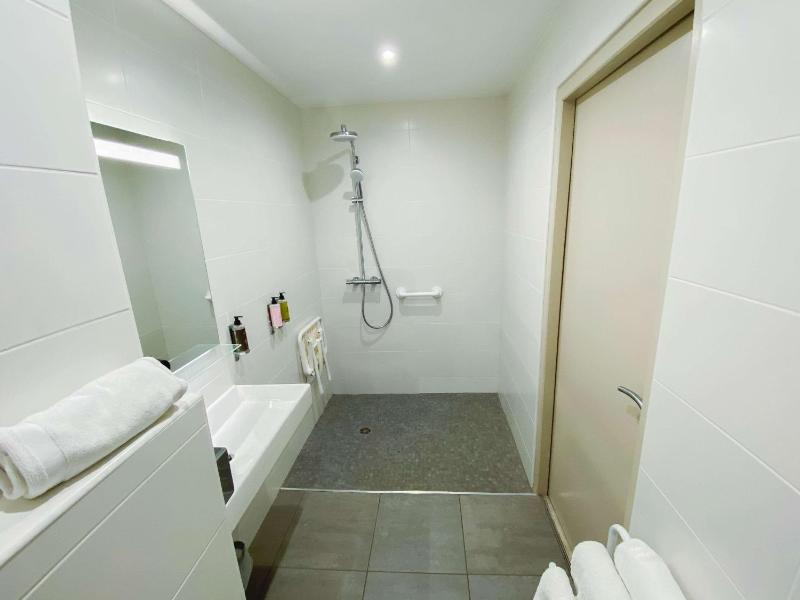 Standard Room with City View image 4