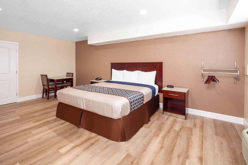 1 King Bed, Mobility/Hearing Impaired Access Room, Roll-In Shower, Non-Smoking image 1
