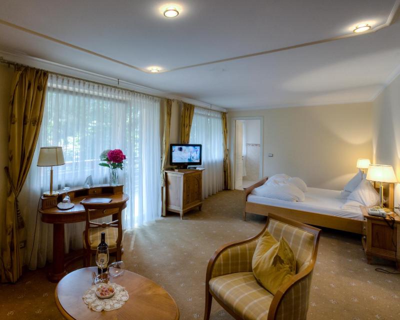 Junior Suite with Street View image 1