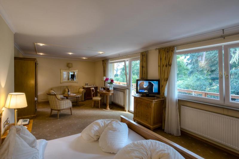 Junior Suite with Street View image 3
