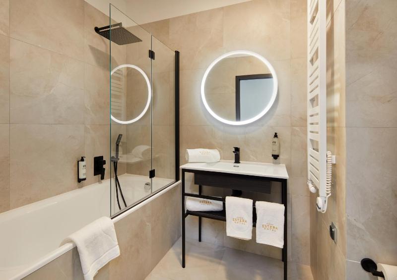 Superior Triple Room with Bath image 2