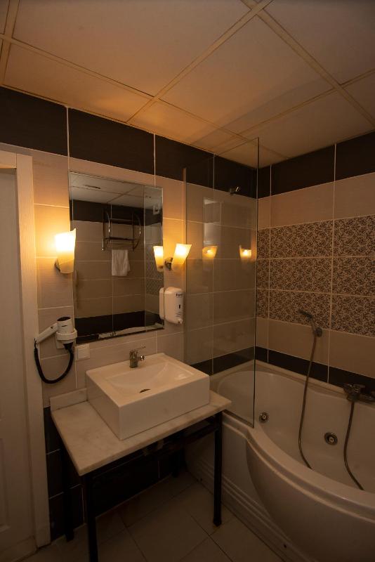 Quadruple Room with Bath image 2