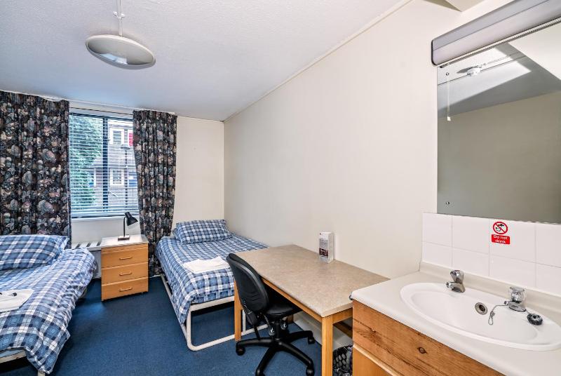 Basic Twin Room with Private Bathroom image 3