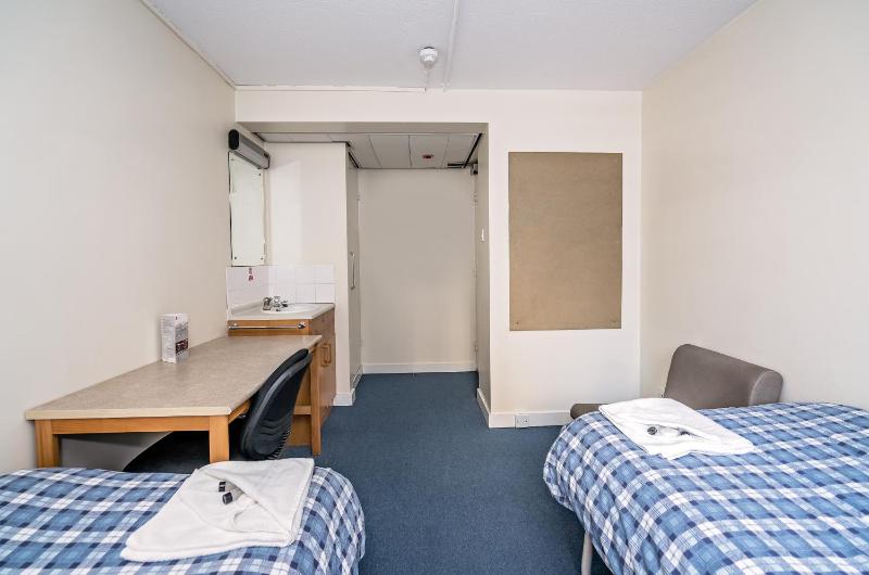 Basic Twin Room with Private Bathroom image 1