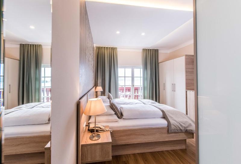Small Double Room with Balcony and Lake View image 3