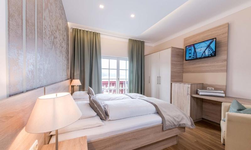 Small Double Room with Balcony and Lake View image 4