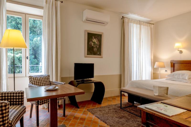 Classic Double Room image 3