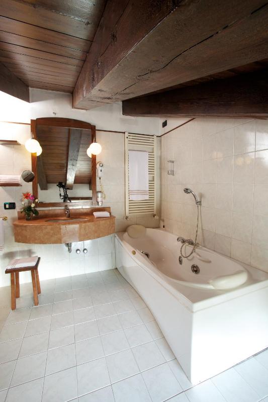 Queen Room with Spa Bath image 2