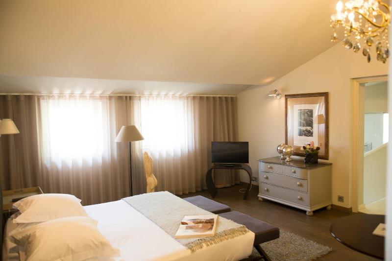 Classic Double Room image 4