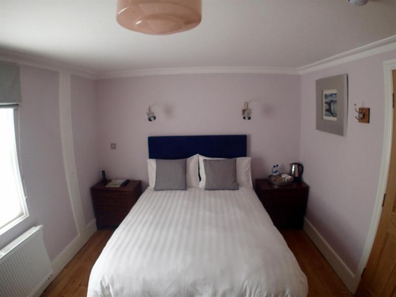 Double Room with Private Bathroom image 1
