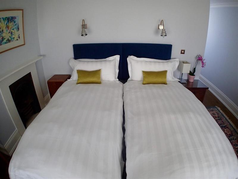 Standard Twin Room image 4