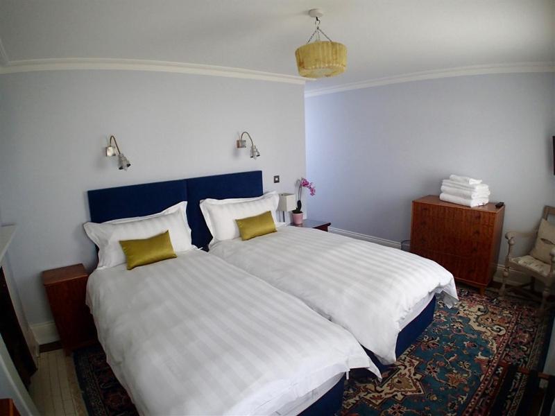 Standard Twin Room image 3
