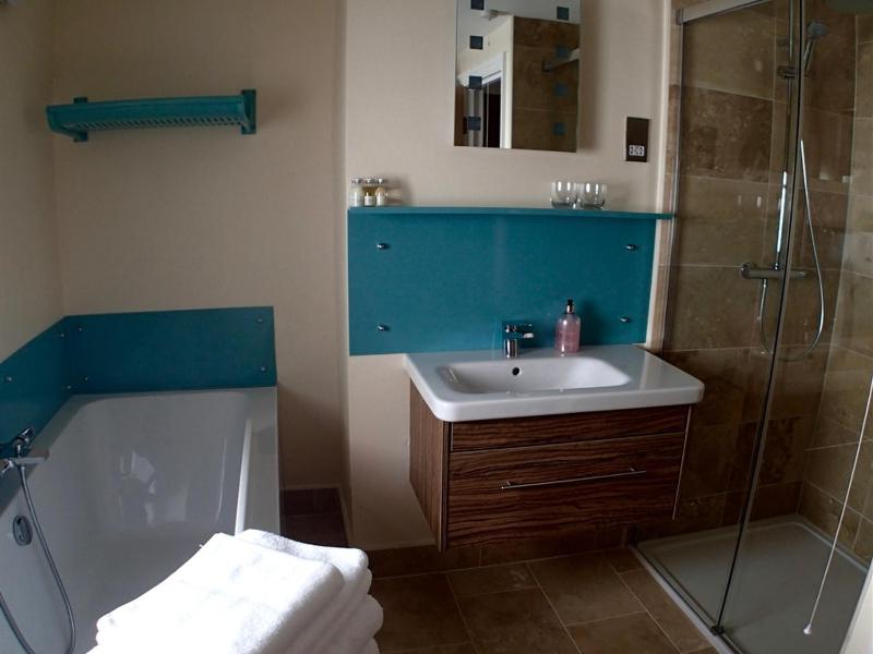 Double Room with Private Bathroom image 2