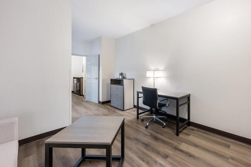 Suite King Room with Two Rooms Smoke Free image 3