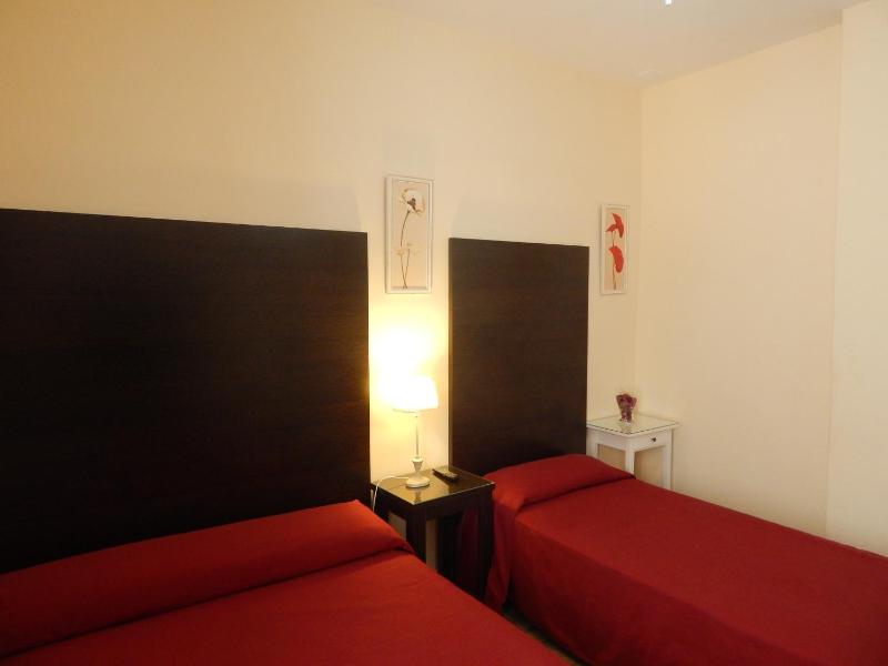 Triple Room with Private Bathroom image 3