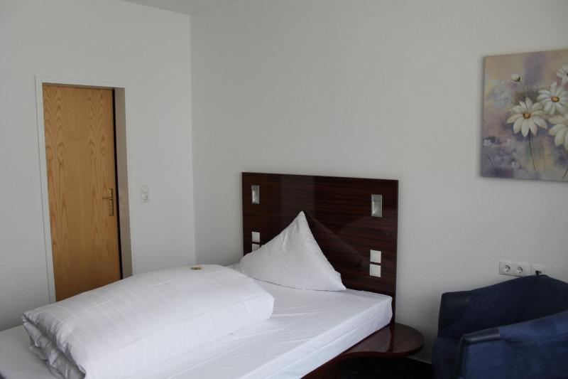 Standard Single Room image 3