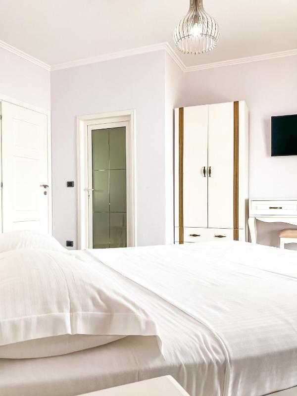 Double Room image 3