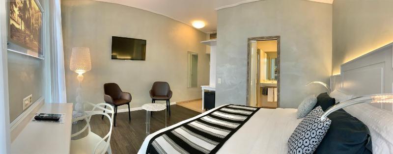 Superior Plus Twin Room with Lake View image 1