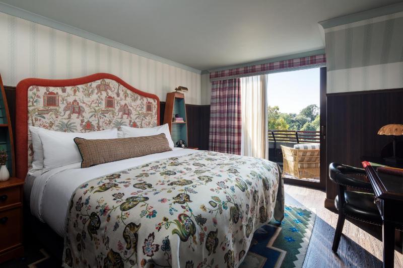 Graduate King Room with Balcony and River View image 4