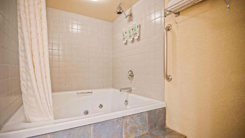 Suite with King Bed and Jet Tub - Non-Smoking image 3