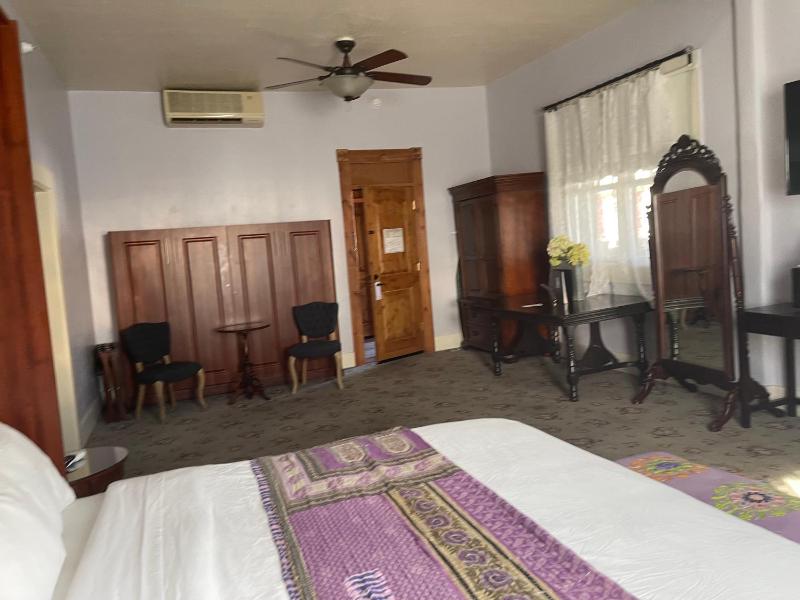 Deluxe King Room image 2