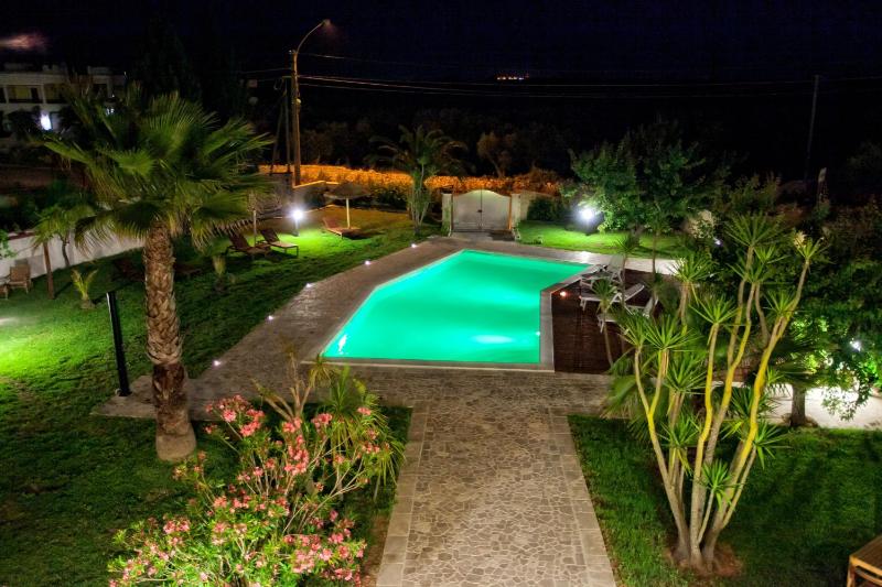 Double or Twin Room with Pool View image 2