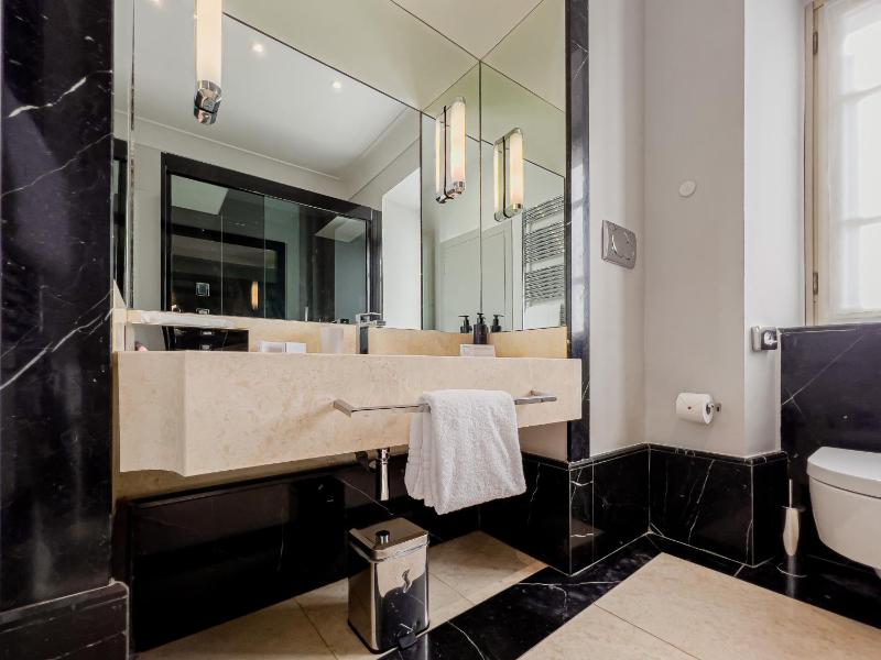 Deluxe Double or Twin Room image 3