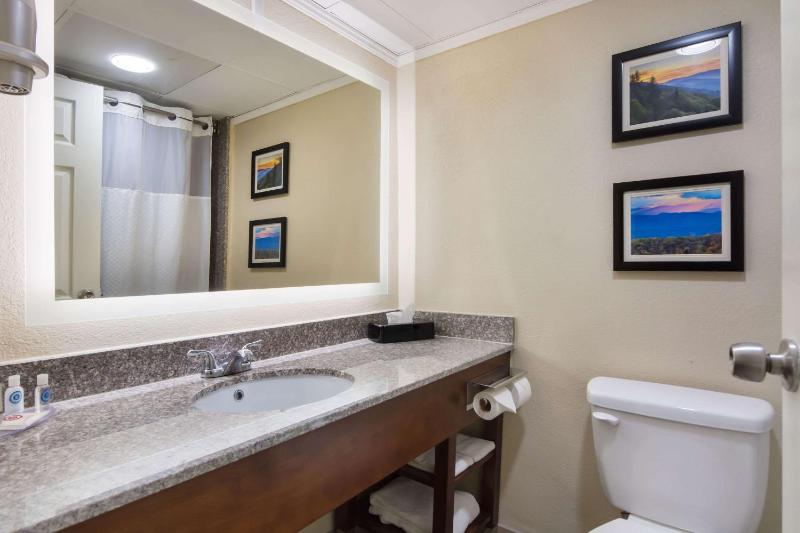 King Room with Whirlpool - Non-Smoking image 2
