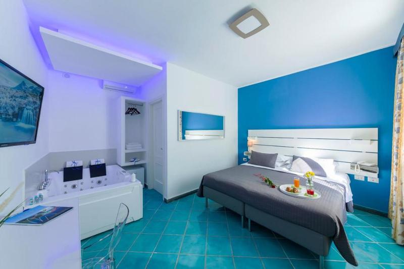 Suite with Hot Tub image 3