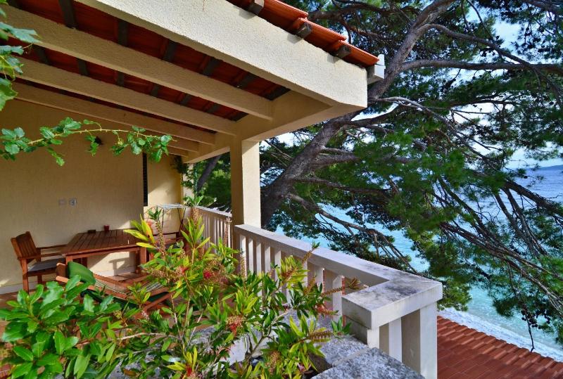 One-Bedroom Apartment with Terrace and Sea View image 3