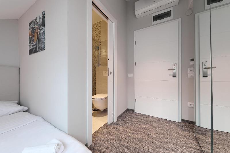 Standard Double Room image 3