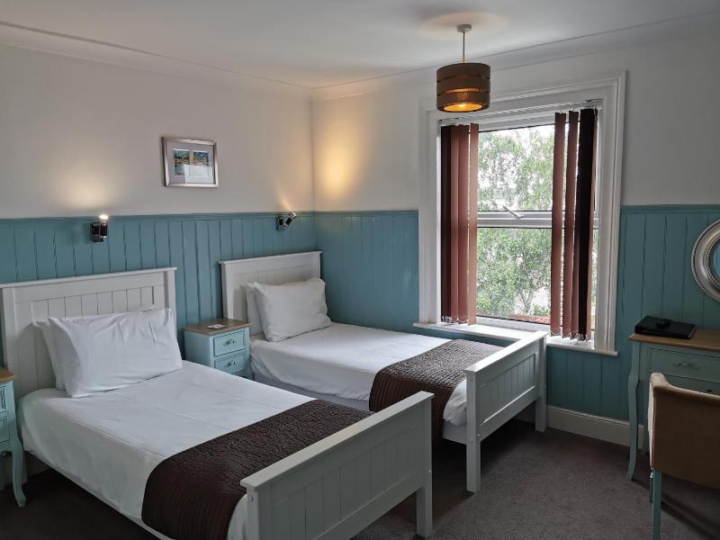 Twin Room image 2