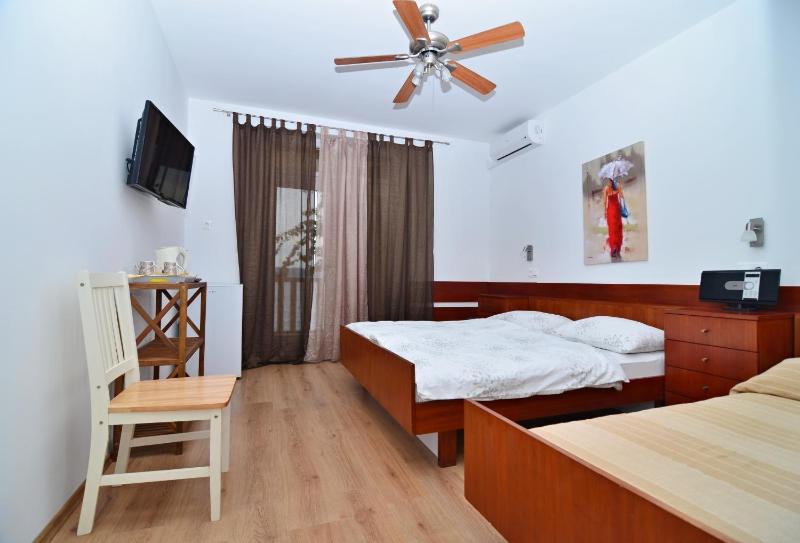 Double Room with Balcony and Sea View image 3