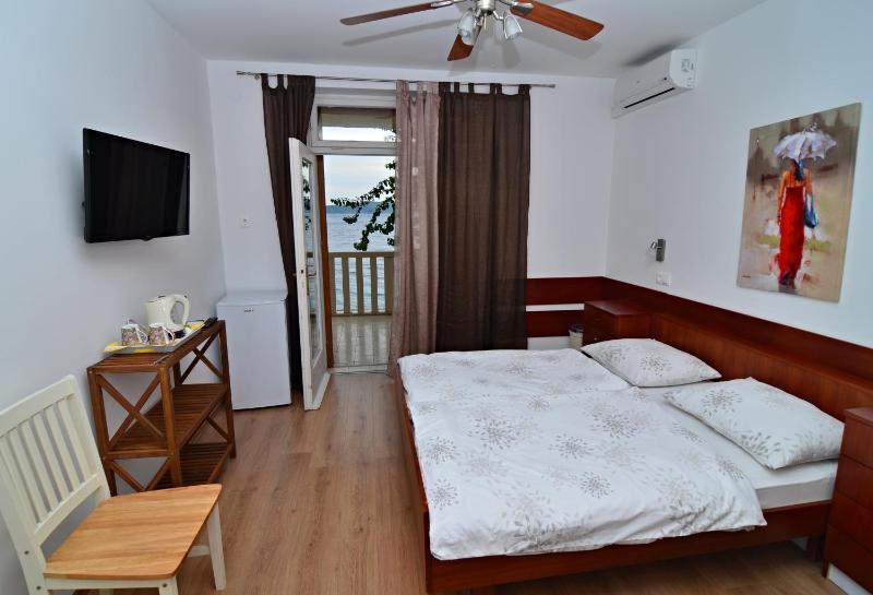 Double Room with Balcony and Sea View image 4