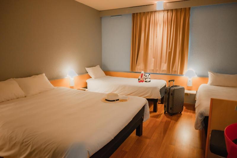 Standard Quadruple Room image 1