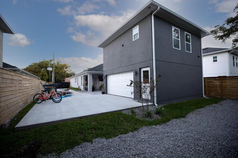 Pet Friendly Modern Zen Studio Retreat with Hot Tub - image 4