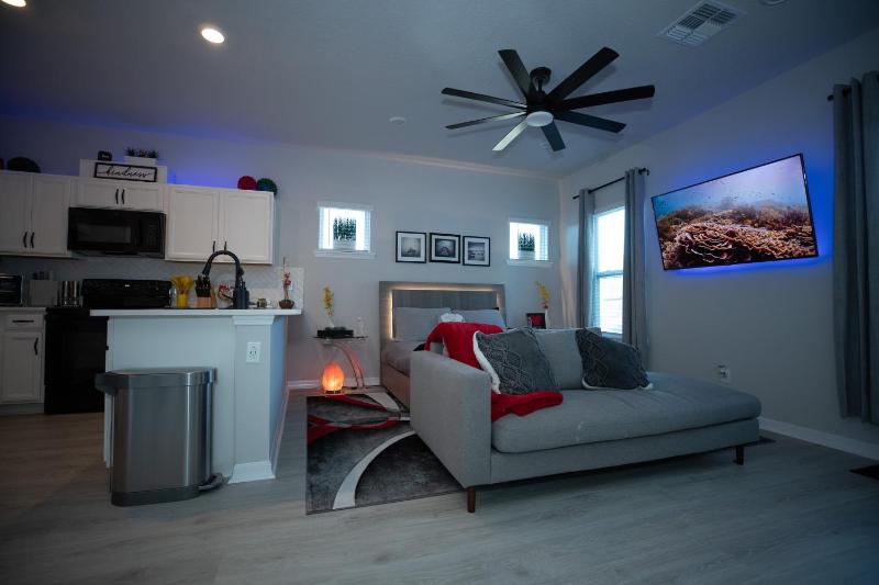 Pet Friendly Modern Zen Studio Retreat with Hot Tub - image 2