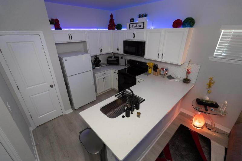 Pet Friendly Modern Zen Studio Retreat with Hot Tub - image 12