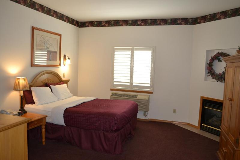 Deluxe Queen Room image 3