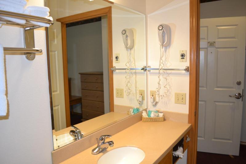 Queen Room image 2